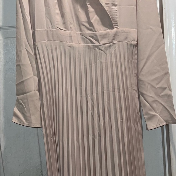 New, Beige Lapel Collar Pleated Hem Dress, Size Large - Picture 9 of 16